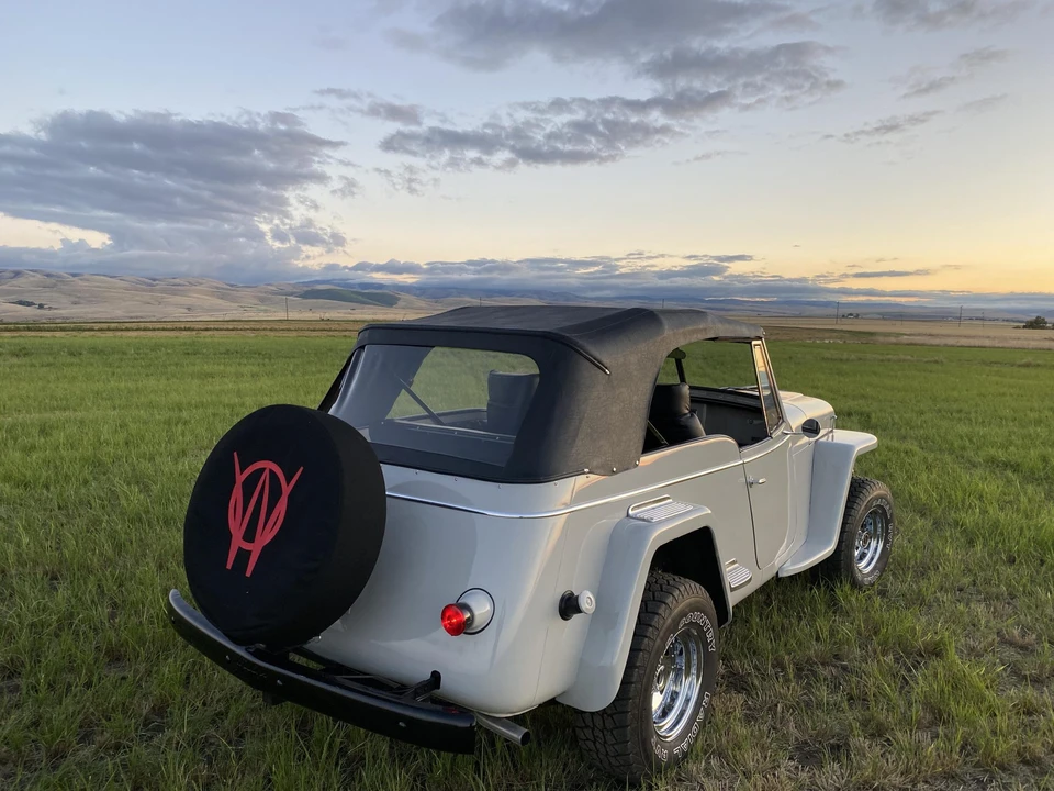 Willys Jeepster - Image 15 of 31