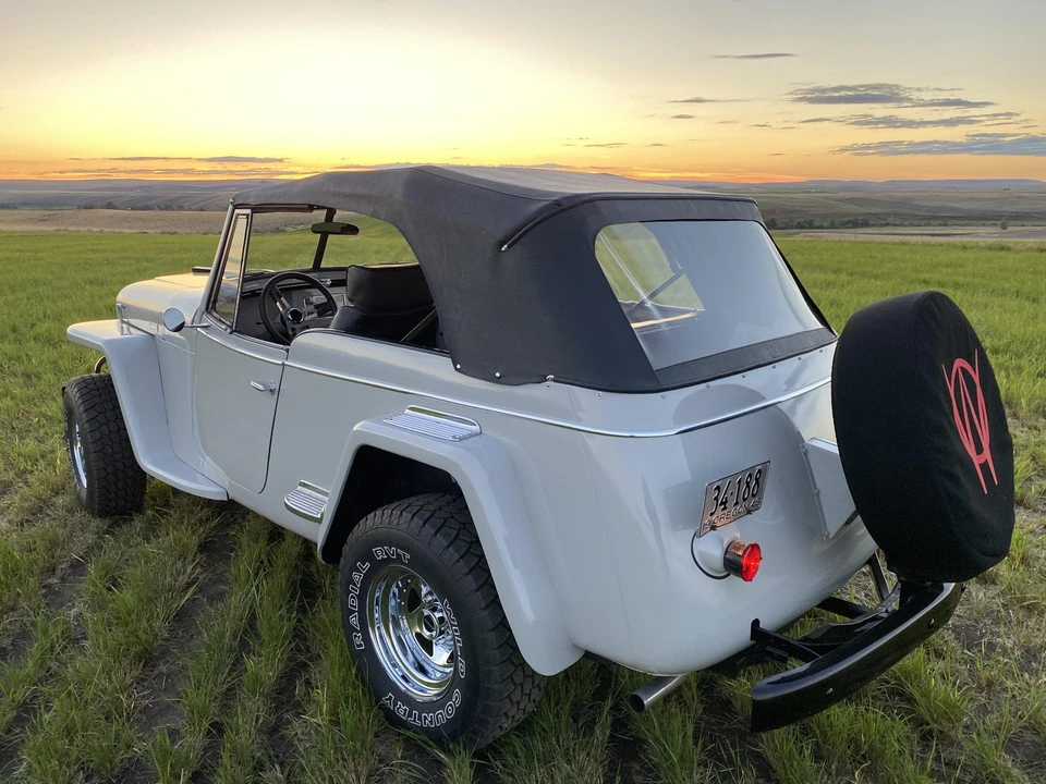 Willys Jeepster - Image 9 of 31