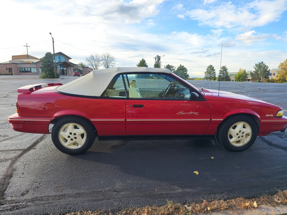 1992 Pontiac Sunbird - Image 7 of 31