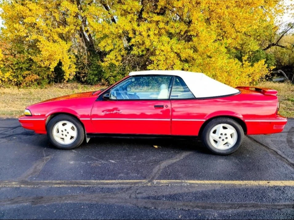 1992 Pontiac Sunbird - Image 11 of 31