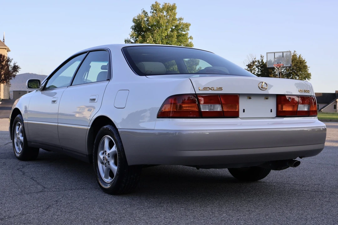 1999 Lexus ES 3rd Gen - Image 12 of 31