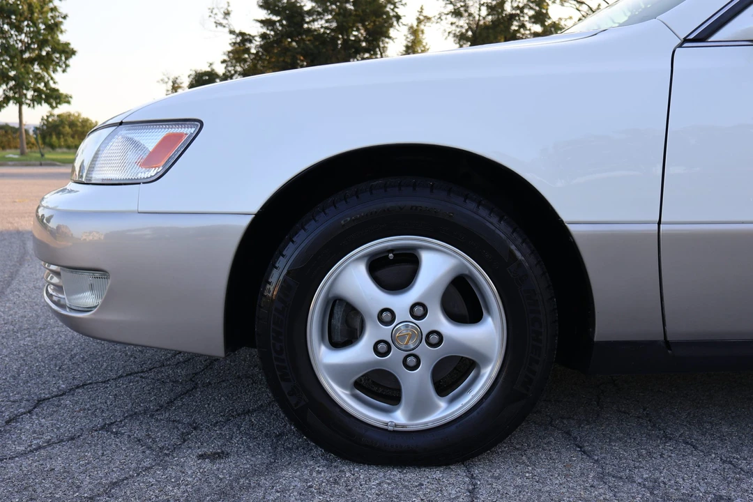 1999 Lexus ES 3rd Gen - Image 16 of 31