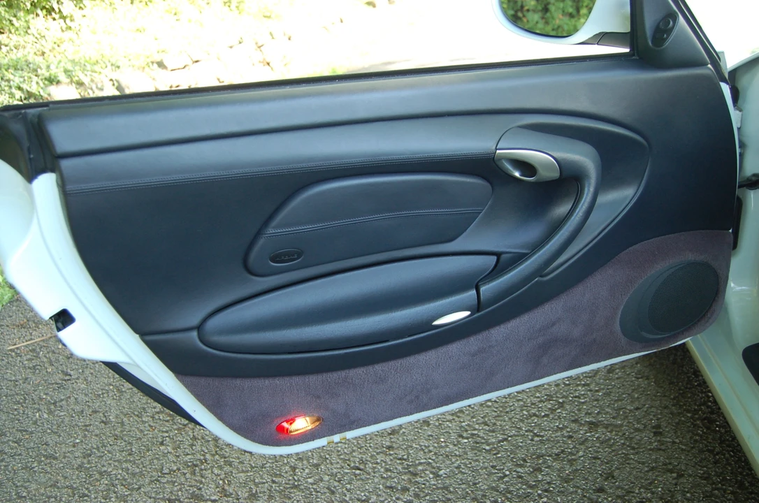 1999 Porsche 996 Carrera - Image 28 of 31