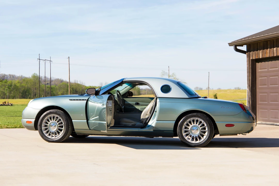 2004 Ford Thunderbird 11th Gen - Image 13 of 31