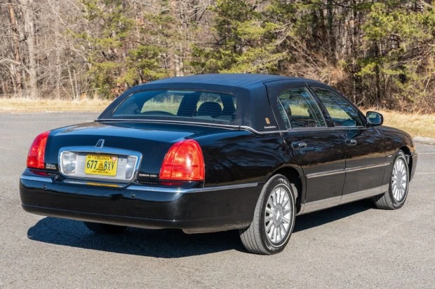 2004 Lincoln Town Car - Image 2 of 7