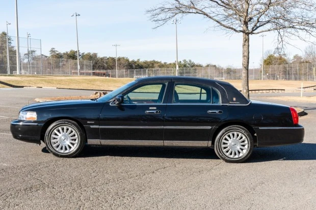 2004 Lincoln Town Car - Image 3 of 7