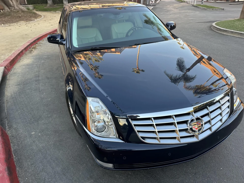 2009 Cadillac DTS - Image 2 of 31
