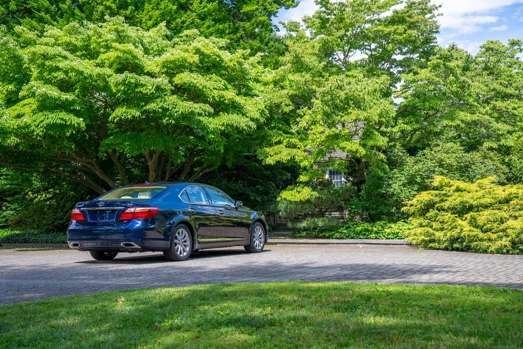 2010 Lexus LS 4th Gen - Image 24 of 31