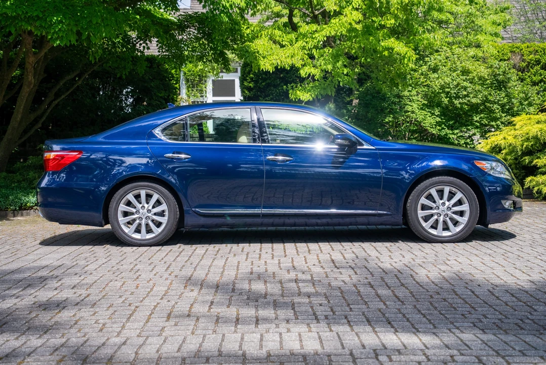 2010 Lexus LS 4th Gen - Image 26 of 31