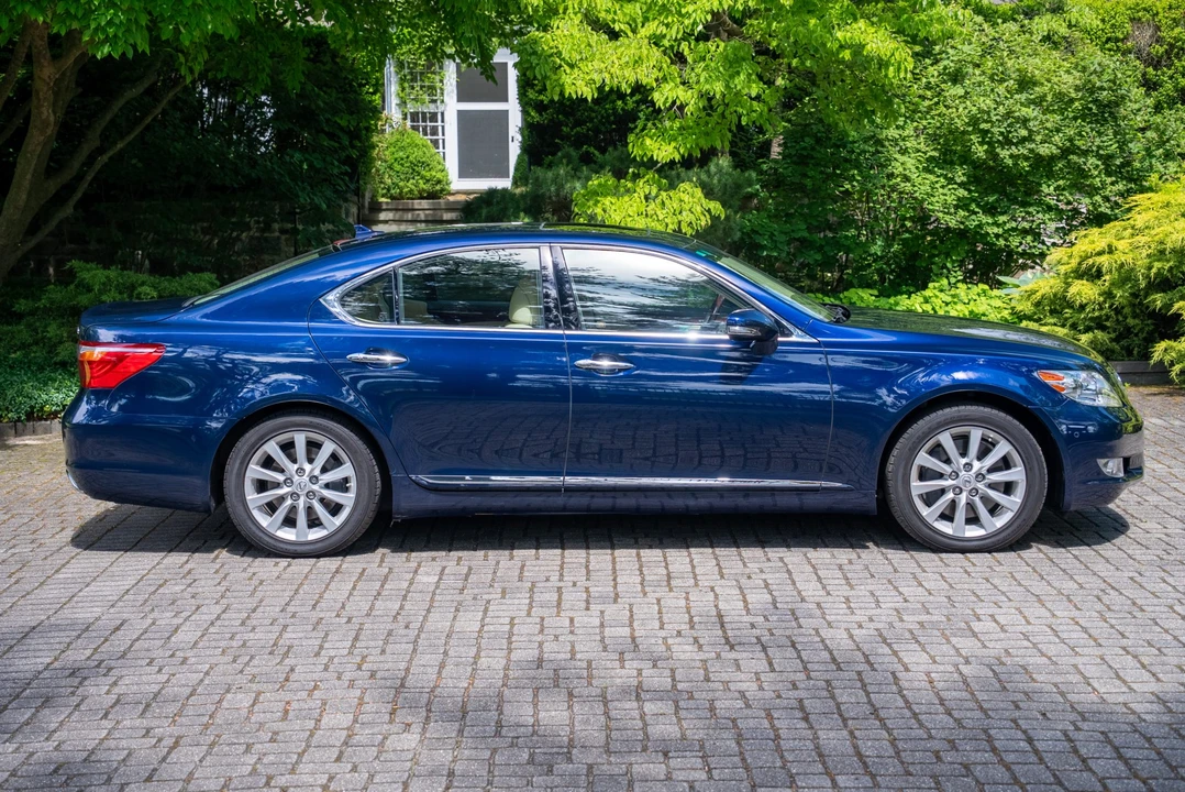 2010 Lexus LS 4th Gen - Image 25 of 31