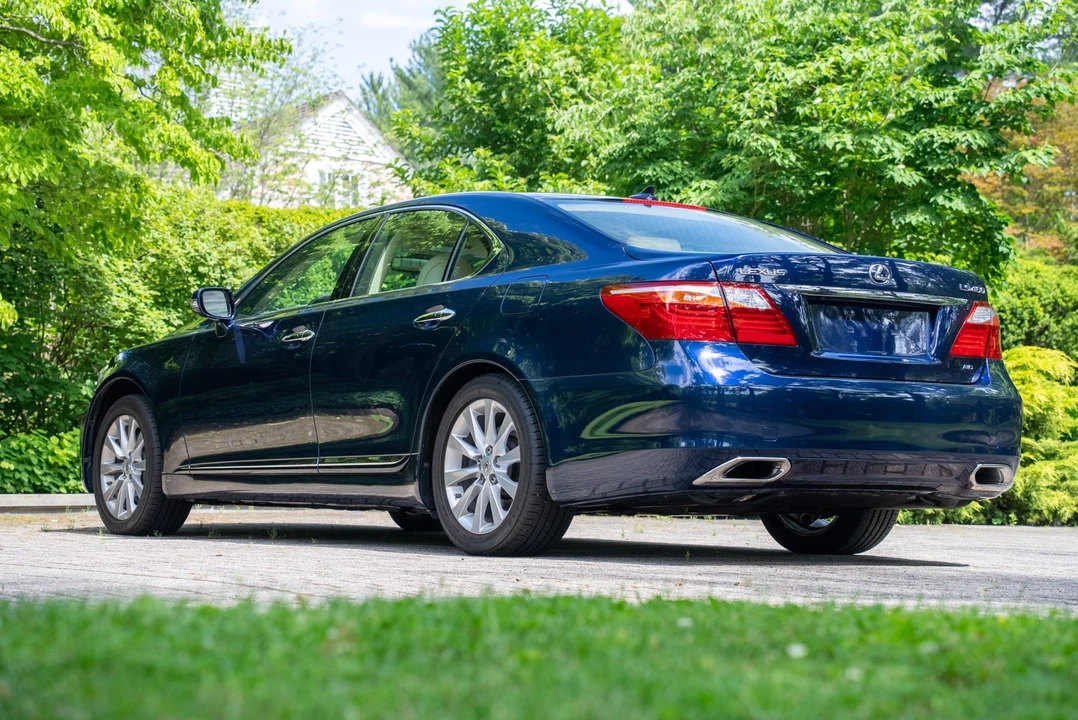 2010 Lexus LS 4th Gen - Image 16 of 31