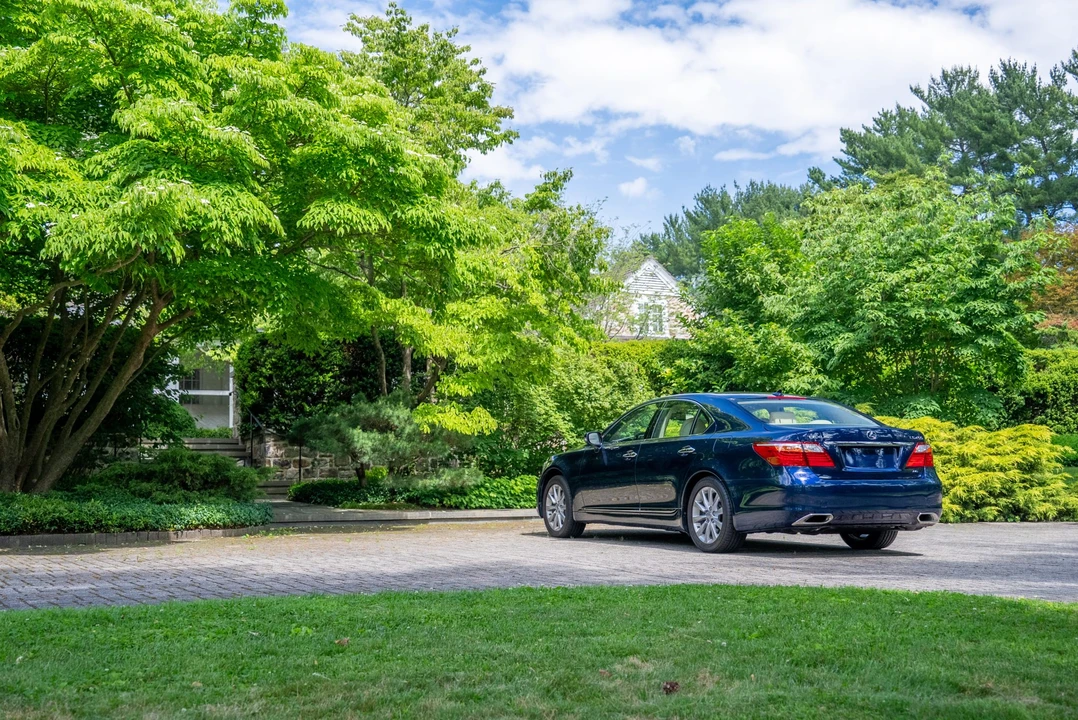2010 Lexus LS 4th Gen - Image 17 of 31