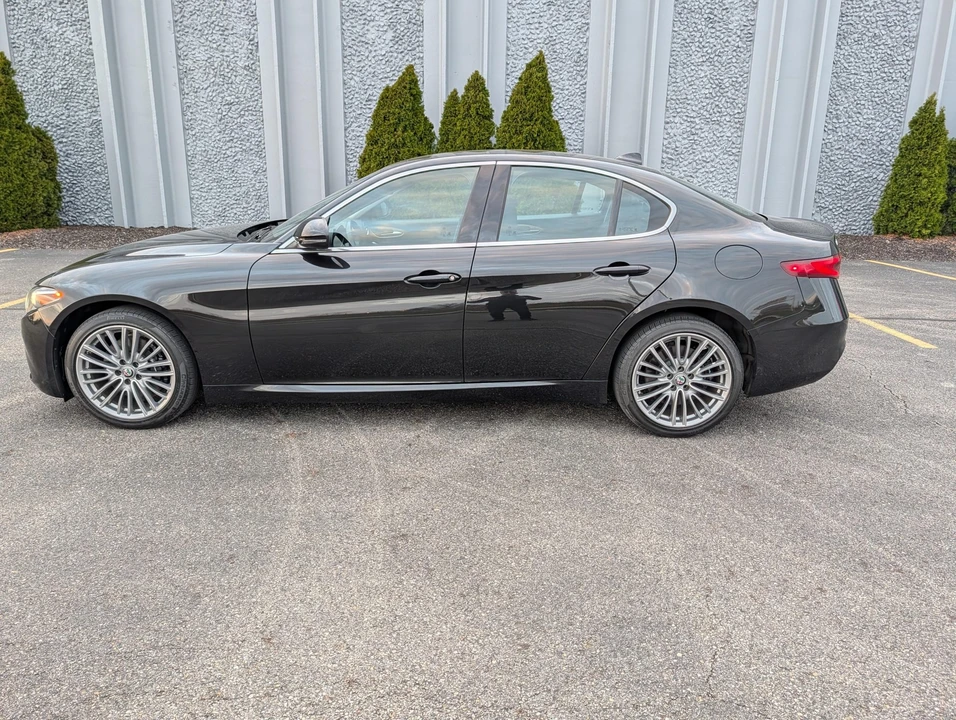 2017 Alfa Romeo Giulia - Image 23 of 31
