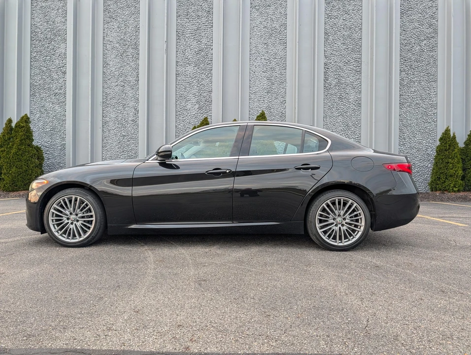 2017 Alfa Romeo Giulia - Image 24 of 31