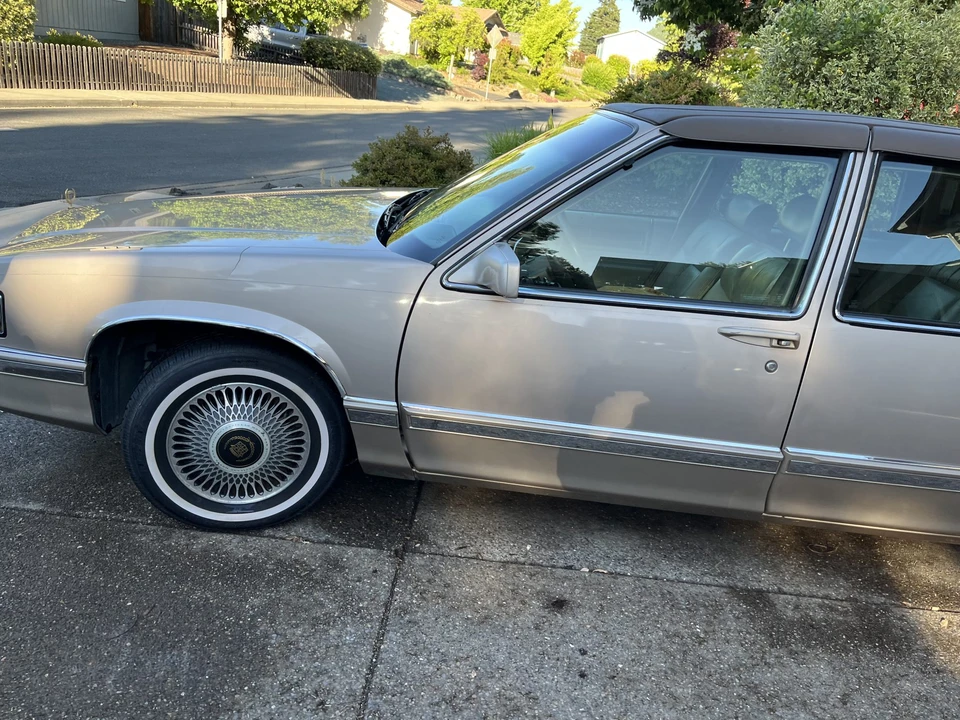 1993 Cadillac DeVille 6th Gen - Image 16 of 31