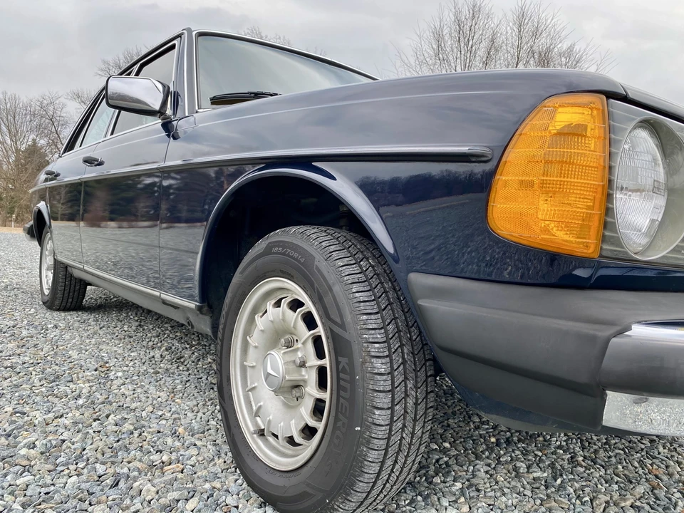 1984 Mercedes-Benz W123 Sedan - Image 24 of 31