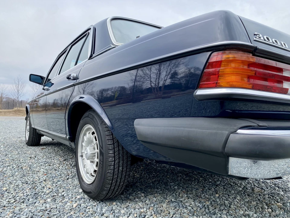 1984 Mercedes-Benz W123 Sedan - Image 29 of 31