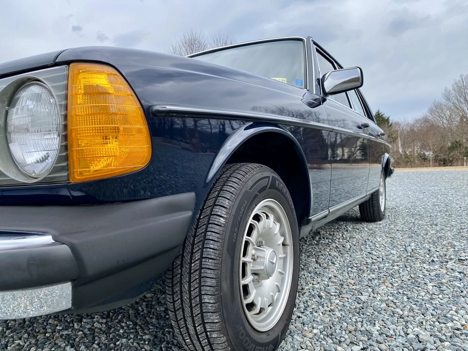 1984 Mercedes-Benz W123 Sedan - Image 23 of 31