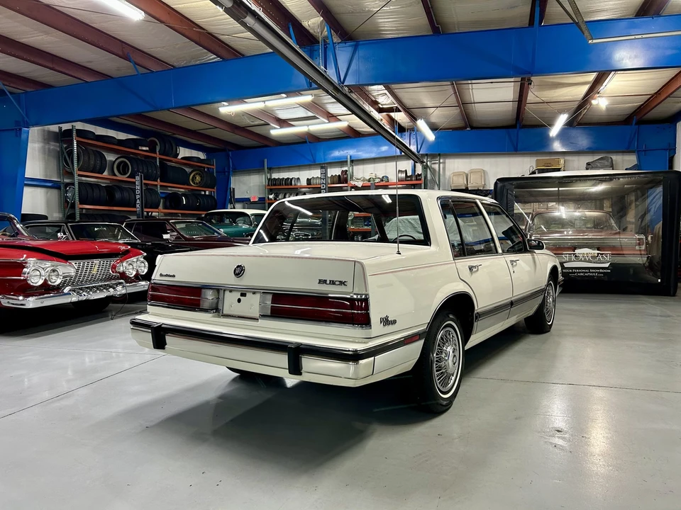 1985 Buick Electra - Image 12 of 31
