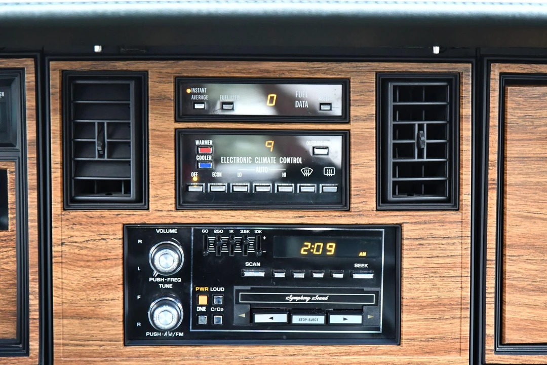 1985 Cadillac Seville - Image 28 of 31