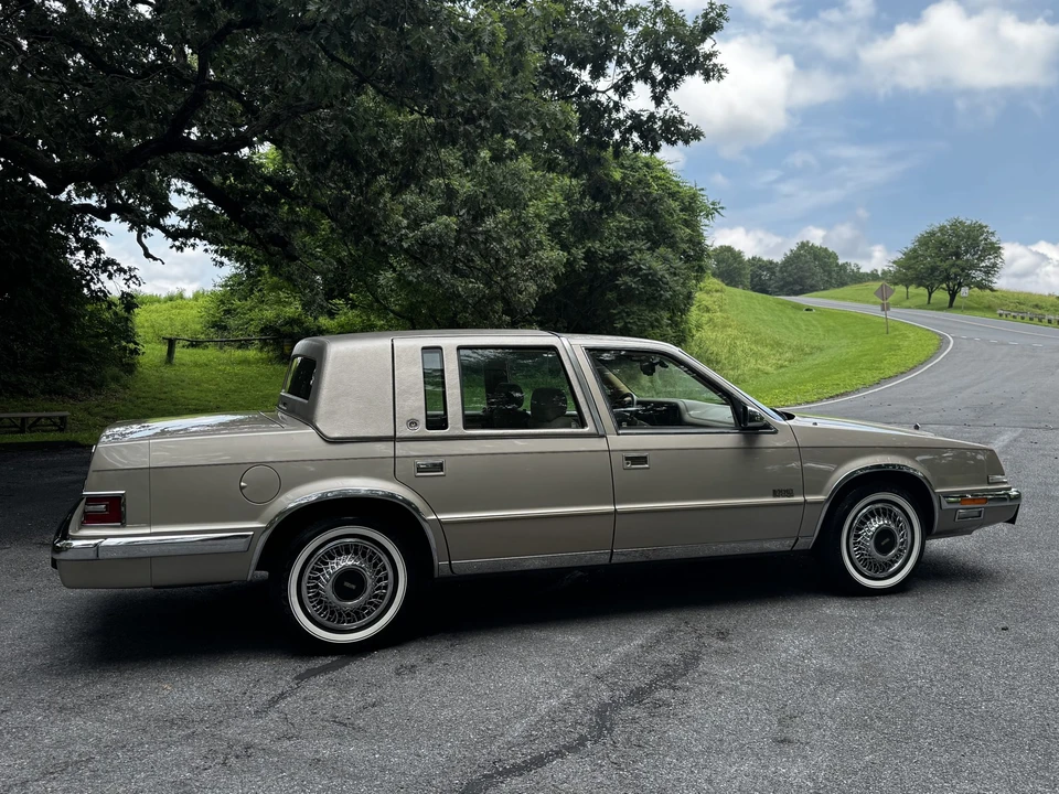 1993 Chrysler Imperial - Image 9 of 31