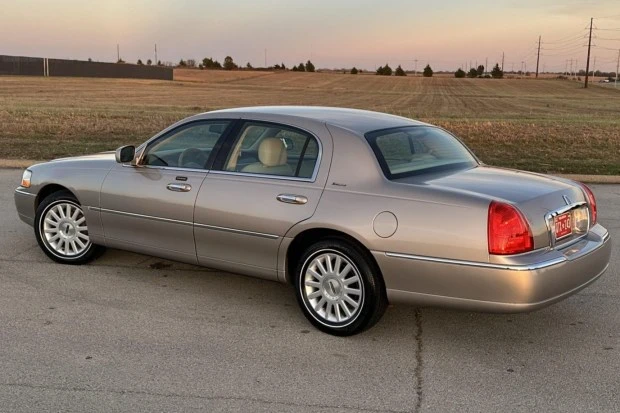 2003 Lincoln Town Car - Image 3 of 8