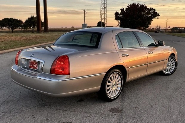 2003 Lincoln Town Car - Image 2 of 8