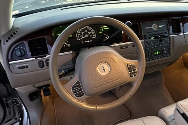 2003 Lincoln Town Car - Image 5 of 8