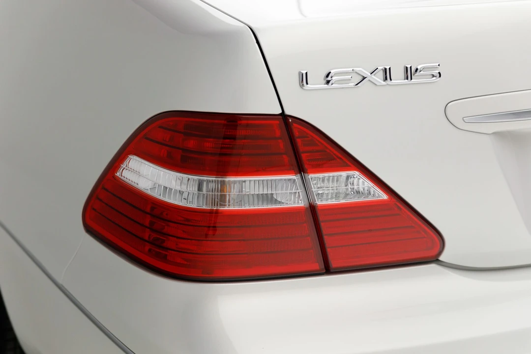2005 Lexus LS 3rd Gen - Image 28 of 31