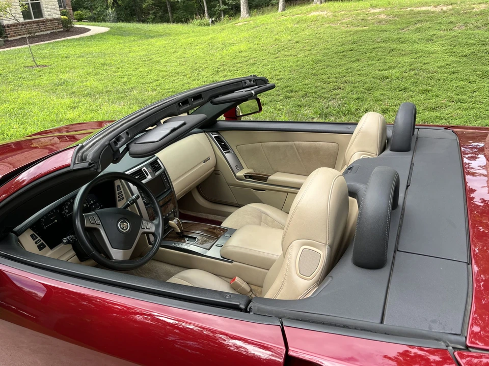 2007 Cadillac XLR-V - Image 29 of 31
