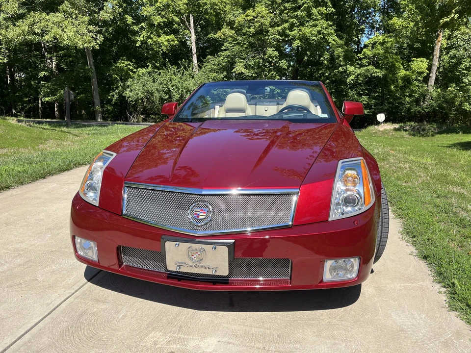 2007 Cadillac XLR-V - Image 2 of 31