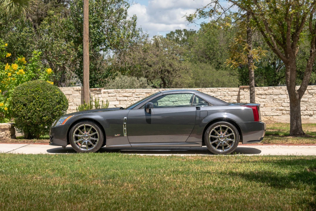 2009 Cadillac XLR-V - Image 8 of 31