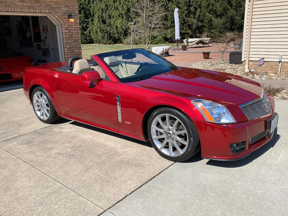 2009 Cadillac XLR-V - Image 2 of 31