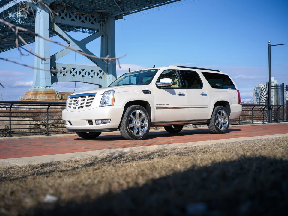 2011 Cadillac Escalade & EXT 3rd Gen - Image 2 of 31