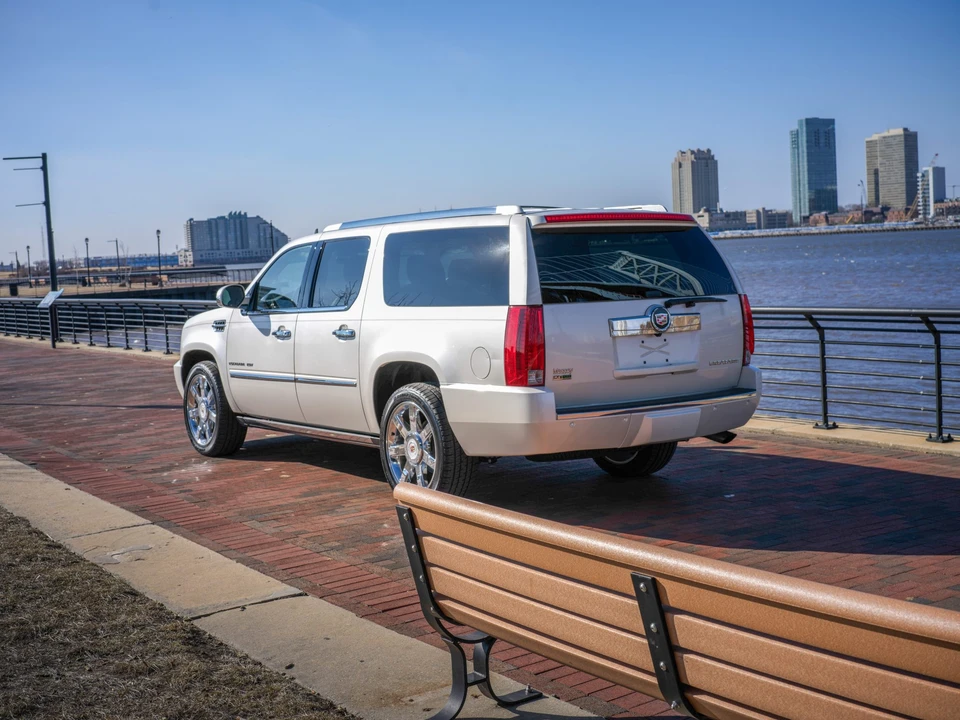 2011 Cadillac Escalade & EXT 3rd Gen - Image 7 of 31