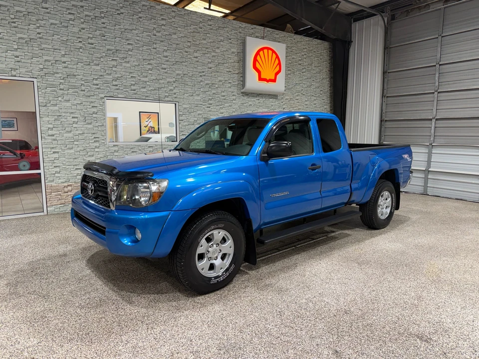 2011 Toyota Tacoma 2nd Gen - Image 2 of 31