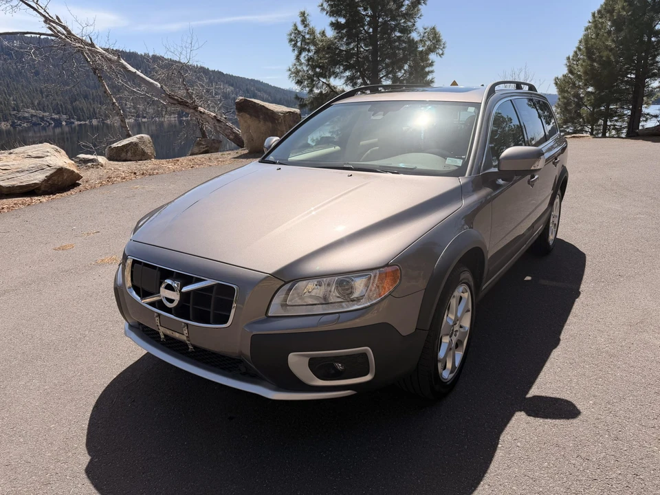 2011 Volvo XC70 3rd Gen - Image 2 of 31