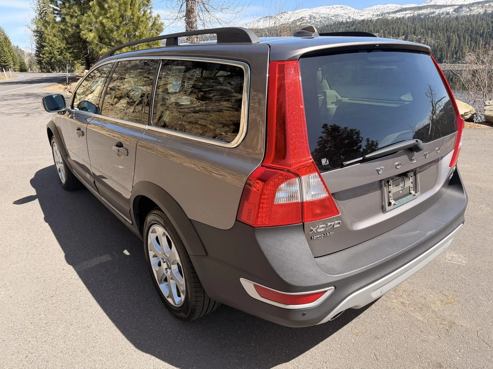 2011 Volvo XC70 3rd Gen - Image 9 of 31