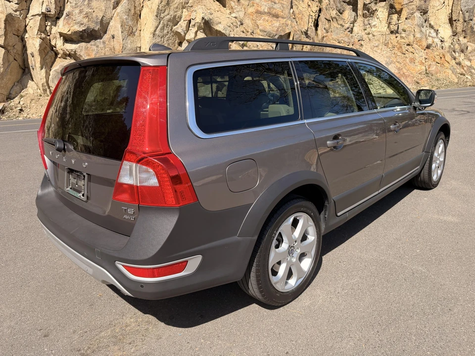 2011 Volvo XC70 3rd Gen - Image 12 of 31