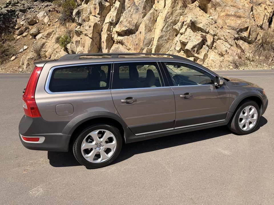 2011 Volvo XC70 3rd Gen - Image 14 of 31