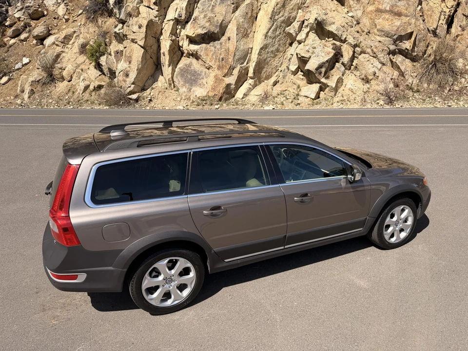 2011 Volvo XC70 3rd Gen - Image 15 of 31