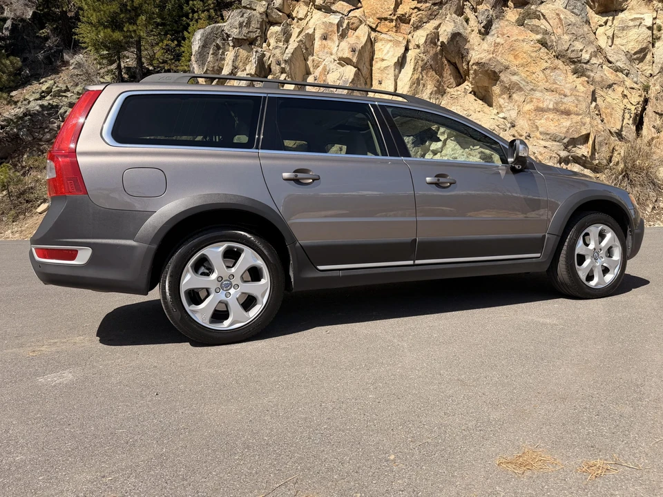 2011 Volvo XC70 3rd Gen - Image 13 of 31