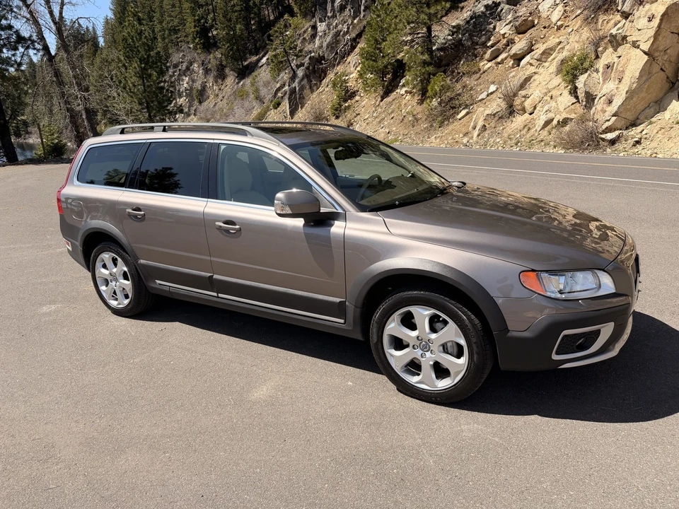 2011 Volvo XC70 3rd Gen - Image 16 of 31