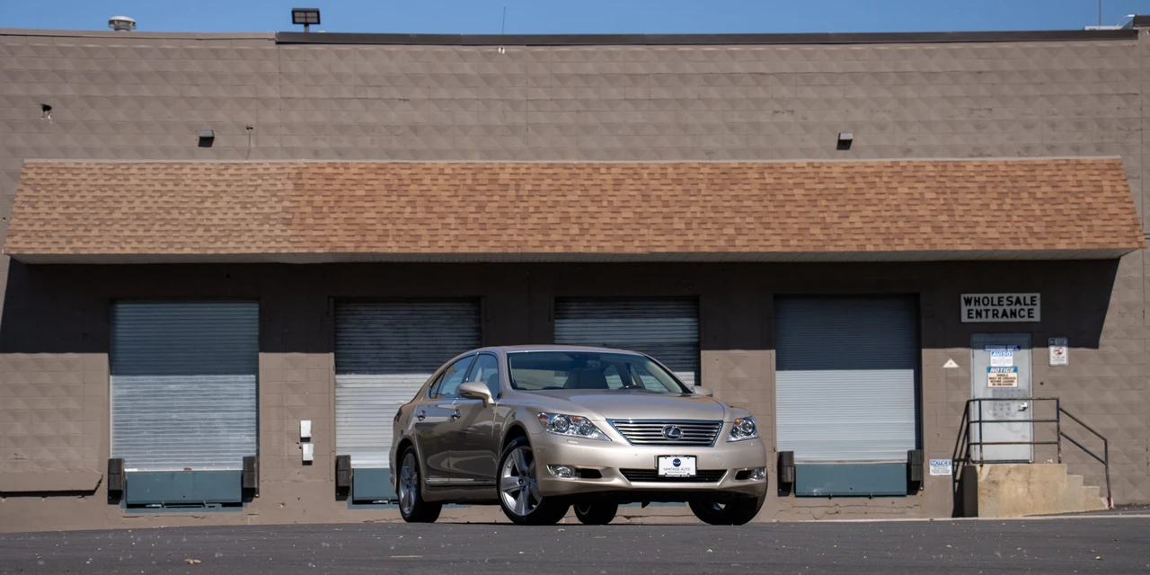 2012 Lexus LS 4th Gen - Image 19 of 31