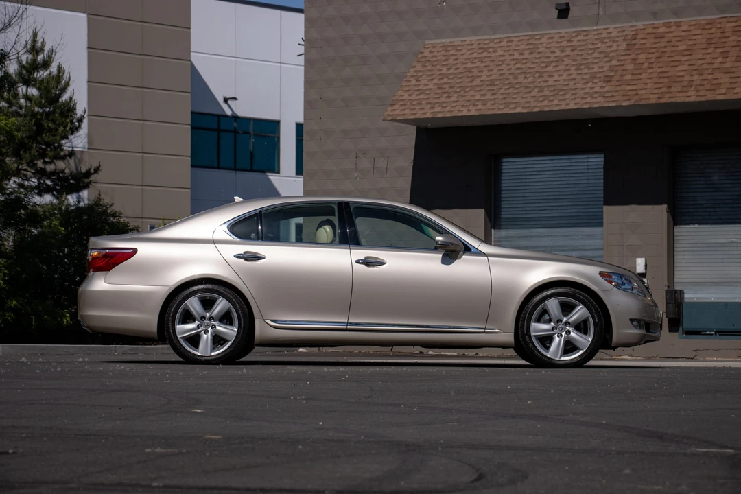 2012 Lexus LS 4th Gen - Image 17 of 31