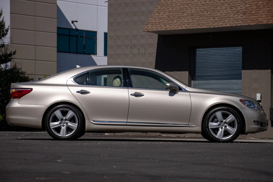2012 Lexus LS 4th Gen - Image 16 of 31