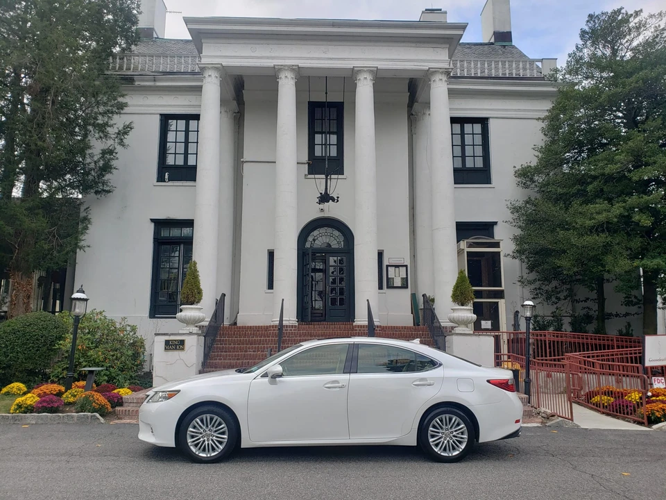 2013 Lexus ES 6th Gen - Image 13 of 31