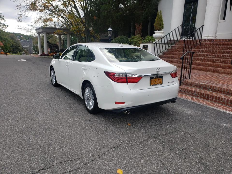 2013 Lexus ES 6th Gen - Image 11 of 31