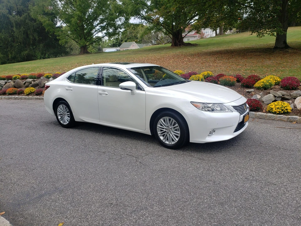 2013 Lexus ES 6th Gen - Image 5 of 31