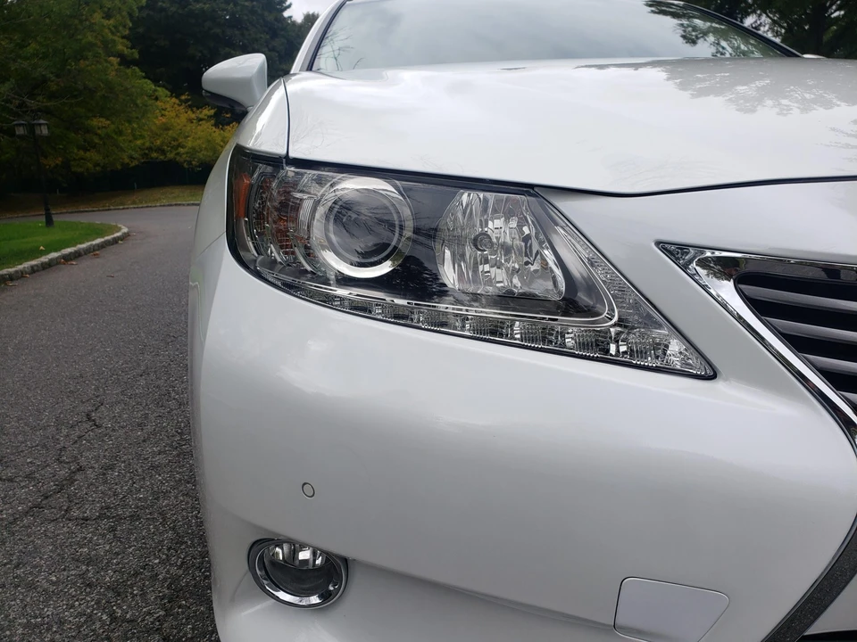 2013 Lexus ES 6th Gen - Image 23 of 31